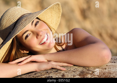 Portrait of a woman smiling with perfect smile blanc avec une lumière chaude et l'arrière-plan Banque D'Images