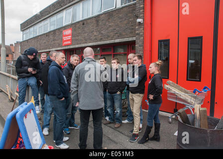 High Wycombe, Royaume-Uni. 2e mai 2014. Le Secrétaire général de l'Union européenne de lutte contre l'incendie, Matt Rack, parle aux pompiers en grève à la gare de High Wycombe dans le Buckinghamshire, Royaume-Uni. Crédit : Peter Manning/Alamy Live News Banque D'Images