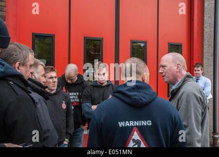 High Wycombe, Royaume-Uni. 2e mai 2014. Le Secrétaire général de l'Union européenne de lutte contre l'incendie, Matt Rack, parle aux pompiers en grève à la gare de High Wycombe dans le Buckinghamshire, Royaume-Uni. Crédit : Peter Manning/Alamy Live News Banque D'Images