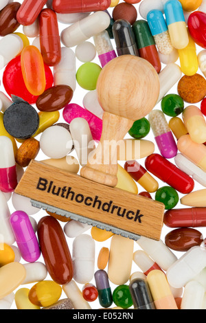 Sur les timbres, les comprimés de couleur photo symbolique pour la haute pression sanguine, recette devoir et médicament, Stempel auf bunten Tabletten, Sym Banque D'Images