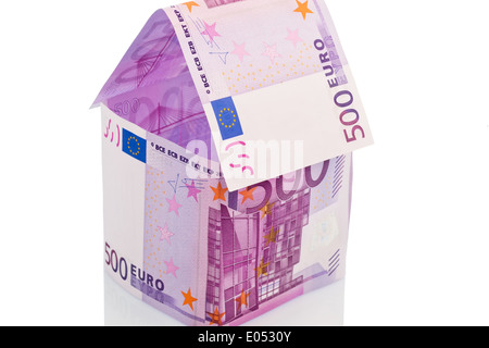 Une maison construite à partir de l'air d'Euromoney sur fond blanc. Économie de la construction, construction d'une maison et achat maison Banque D'Images