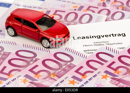 Le contrat de leasing (autoleasing) pour une nouvelle voiture avec le marchand de voiture, Der (Leasingvertrag Autoleasing) fuer ein neues beim Auto Banque D'Images