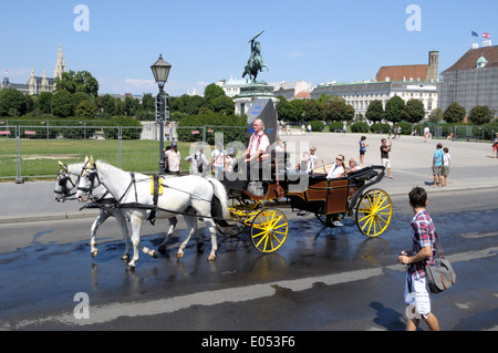 Vienne - AOÛT 2013 - chars de style impérial transport de touristes dans et hors de la Hofburg. Banque D'Images