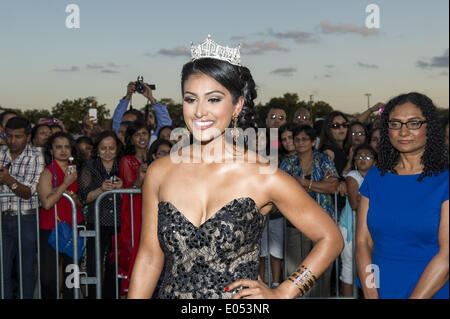 Tampa, Floride, USA. Apr 25, 2014. Tampa, Floride - le 25 avril 2014 : Nina Davuluri, première Miss America d'origine indienne, promenades le tapis vert à ''la magie de l'IIFA Les Films'' qui est l'événement du jour 3 lors de la 15e Semaine annuelle de l'IIFA Awards &. © Andrew Patron/ZUMAPRESS.com/Alamy Live News Banque D'Images