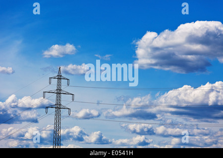 Mâts d'un flux de gestion de haute tension. Ligne d'alimentation électrique avant de ciel, Masten eines Strom. Hochspannungs-Leitung Stromleitung Banque D'Images