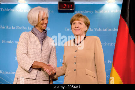 Bundeskanzlerin Angela Merkel (CDU) r, wird am 02.05.2014 à Washington (USA) von der Geschäftsführerin des Internationalen Währungsfonds, Christine Lagarde, befindet sich. Kay Nietfeld/dpa (c) afp - Bildfunk Banque D'Images