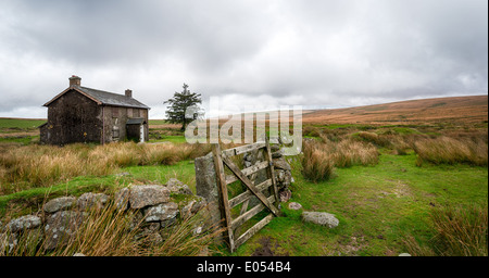 Une ancienne ferme abandonnée et au Nun's traverser une partie reculée du parc national de Dartmoor dans le Devon, près de Princetown Banque D'Images