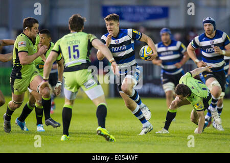 Bath, Royaume-Uni. 09Th Mai, 2014. Ollie DEVOTO (Rugby) s'exécute avec le ballon lors de l'Aviva Premiership match entre Bath et Northampton Saints au Recreation Ground. Credit : Action Plus Sport/Alamy Live News Banque D'Images