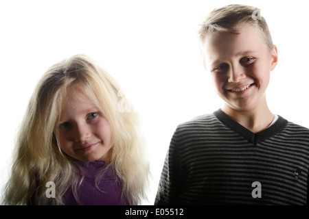 Stock photo d'une fillette de 8 ans avec son frère âgé de 13 ans Banque D'Images