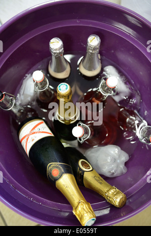 Stock photo de bouteilles de champagne dans l'eau Banque D'Images