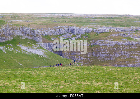 Les marcheurs font leur chemin hors de la Malham Cove complexe, sur le Pennine Way, Yorkshire, UK Banque D'Images