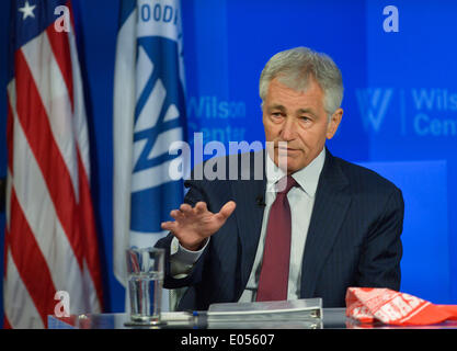 Washington, DC, USA. 2 mai, 2014. Le secrétaire américain à la défense Chuck Hagel parle au Wilson Center à Washington, DC, États-Unis, le 2 mai 2014. Hagel le vendredi de nouveaux appels pour les membres de l'Organisation du Traité de l'Atlantique Nord (OTAN) pour augmenter les dépenses de défense, à la suite de l'action récente de la Russie en Ukraine a rappelé que "l'OTAN de son objet fondateur.' Credit : Yin Bogu/Xinhua/Alamy Live News Banque D'Images