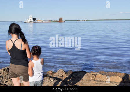 Ferry sur la grande rivière. Les rivières Yakut Lena et Aldan pas les ponts. Les gens attendent le ferry. Banque D'Images