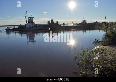 Ferry sur la grande rivière. Les rivières Yakut Lena et Aldan pas les ponts. Les gens attendent le ferry. Banque D'Images