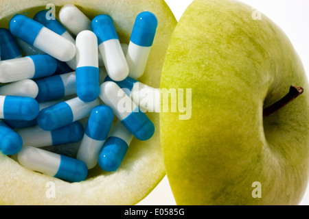 Avec les tablettes Apple capsules. Photo symbolique pour les comprimés de vitamine, Apfel mit Tabletten Kapseln. Fuer Vitamintabletten Symbolfoto Banque D'Images