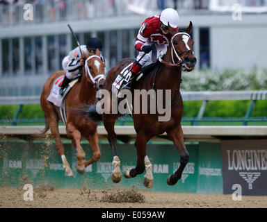 Louisville, Kentucky, USA. 2 mai, 2014. Untapable Nápravnik avec Rosie jusqu'remporte la 140e exécution du Kentucky Oaks le vendredi 2 mai 2014 à Louisville, KY. © Mark Cornelison/Lexington Herald-Leader/ZUMAPRESS.com/Alamy Live News Banque D'Images