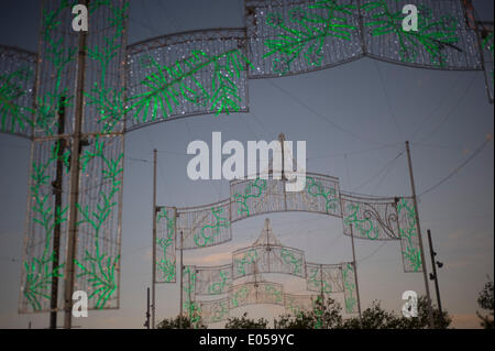 Barcelone, Espagne 2e, avril 2014. Les lumières qui décorent la Feria de Abril au coucher du soleil à Barcelone. La Feria de Abril est un traditionnel et folklorica juste célébré par la communauté andalouse créé en Catalogne. Crédit : Jordi Boixareu/Alamy Live News Banque D'Images