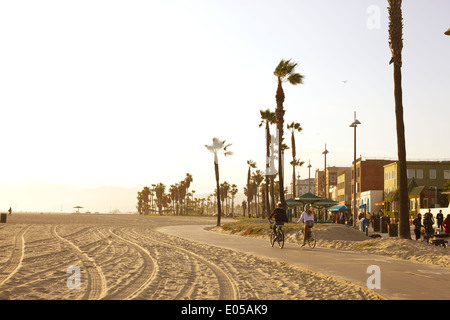 Un couple de vélos le long de la piste cyclable dans la région de Venice Beach, en Californie. Banque D'Images