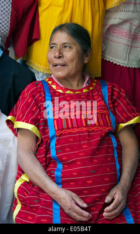 Portrait femme indienne dans la ville d'Oaxaca Zocalo décrochage chiffon Mexique Banque D'Images