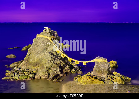 Meoto Iwa Rocks dans Futami, Ise, le Japon. Banque D'Images