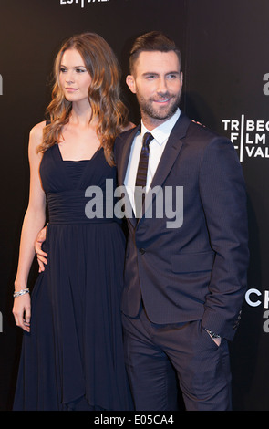 New York, NY, USA - Le 26 avril 2014 : l'auteur-compositeur Adam Levine et Behati Prinsloo, assister à la soirée de clôture au gala de la FFT Banque D'Images