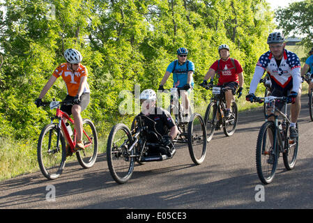 Timothy Brown cycles main le cours à l'ancien président George W. Bush's Wounded Warrior 100K de vélo pour les soldats blessés. Banque D'Images
