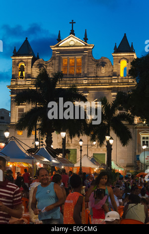 Défilé de carnaval en face de la Cathédrale, quartier Pelourinho Salvador la nuit, Salvador, État de Bahia, Brésil Banque D'Images