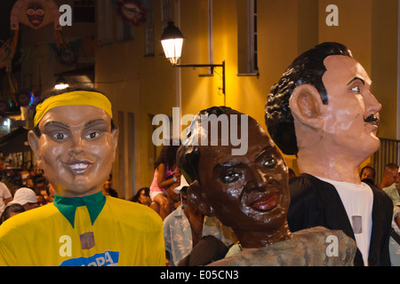 D'énormes marionnettes en défilé dans le quartier de Pelourinho, Salvador (site du patrimoine mondial de l'UNESCO), l'Etat de Bahia, Brésil Banque D'Images
