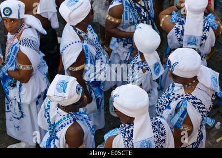 Les membres de l'Filhos de Gandhy (enfants de Gandhi) exécution d'afoxe musique au défilé du carnaval, Salvador, État de Bahia, Brésil Banque D'Images
