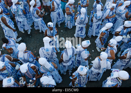 Les membres de l'Filhos de Gandhy (enfants de Gandhi) exécution d'afoxe musique au défilé du carnaval, Salvador, État de Bahia, Brésil Banque D'Images