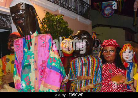 Les gens au défilé du carnaval dans le quartier de Pelourinho, Salvador (site du patrimoine mondial de l'UNESCO), l'Etat de Bahia, Brésil Banque D'Images