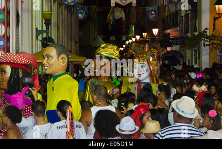 Défilé du carnaval dans le quartier de Pelourinho, Salvador (site du patrimoine mondial de l'UNESCO), l'Etat de Bahia, Brésil Banque D'Images