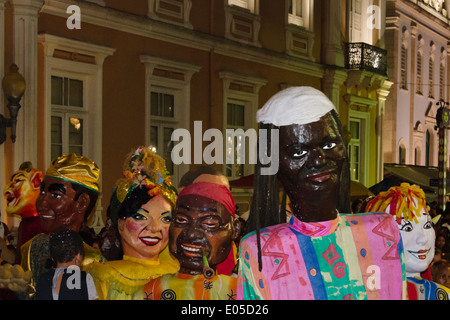 Défilé du carnaval dans le quartier de Pelourinho, Salvador (site du patrimoine mondial de l'UNESCO), l'Etat de Bahia, Brésil Banque D'Images