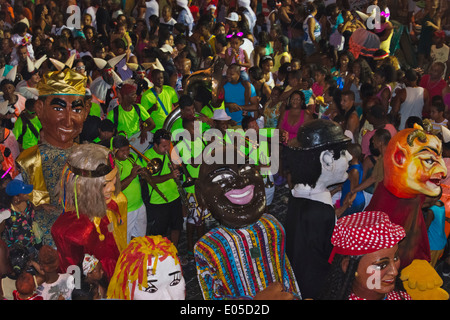 Défilé du carnaval dans le quartier de Pelourinho, Salvador (site du patrimoine mondial de l'UNESCO), l'Etat de Bahia, Brésil Banque D'Images