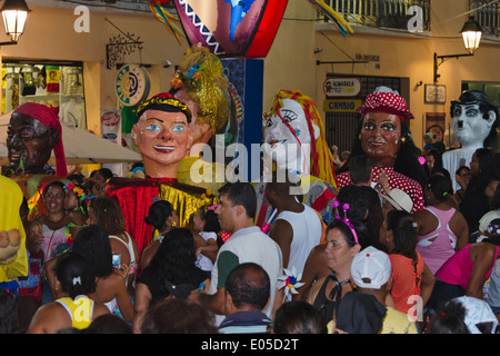 Défilé du carnaval dans le quartier de Pelourinho, Salvador (site du patrimoine mondial de l'UNESCO), l'Etat de Bahia, Brésil Banque D'Images