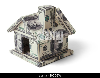 Maison faite avec des centaines de dollars isolé sur fond blanc. Banque D'Images
