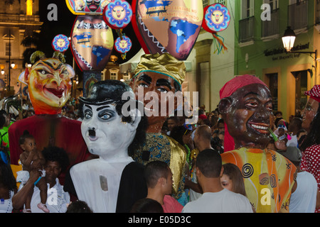 Défilé du carnaval dans le quartier de Pelourinho, Salvador (site du patrimoine mondial de l'UNESCO), l'Etat de Bahia, Brésil Banque D'Images