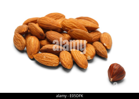 Groupe d'Amandes avec un seul l'autre écrou. Isolé sur fond blanc. Banque D'Images