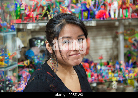 Portrait of pretty shop assistant La Ville d'Oaxaca au Mexique Banque D'Images