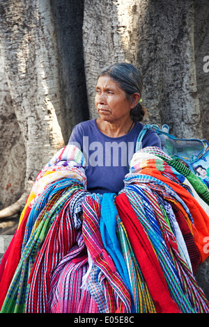 Femme indienne à vendre des tissus Zocalo La Ville d'Oaxaca au Mexique Banque D'Images