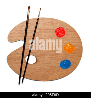 Palette de peinture en bois de l'artiste avec deux brosses avec sable rouge, jaune et bleu sur fond blanc. Banque D'Images