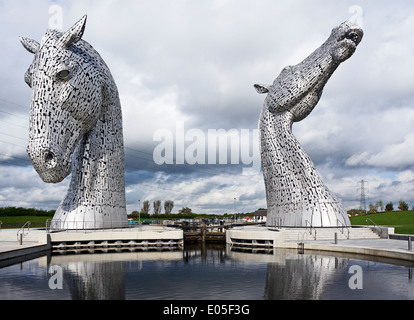 Les Kelpies à l'helice sur le Forth & Clyde canal par la rivière Carron Ecosse Falkirk Banque D'Images