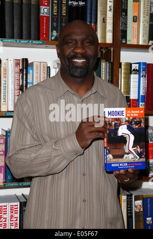 Ancien joueur MLB Mookie Wilson signe son livre 'Mookie : la vie, le baseball, et les '86 Mets' à la revue du livre le 2 mai 2014. Banque D'Images