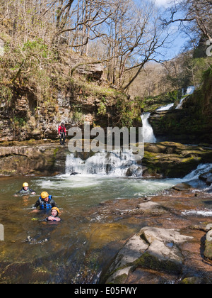 Sgwd Canyoners en Oisans Isaf-gwyn tombe sur l'Afon Mellte, dans le Parc National des Brecon Beacons pays cascades Banque D'Images