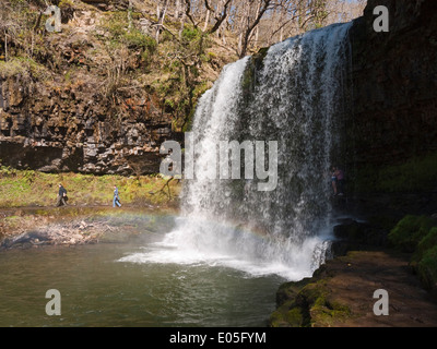 Sgwd yr Afon Hepste Eira chute, où il est possible de marcher derrière les chutes - cascades de Brecon Beacons pays Banque D'Images