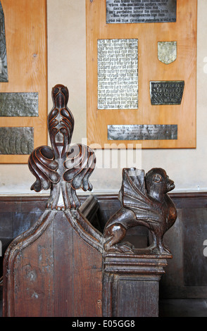 Vue d'un banc médiévale fin dans l'église paroissiale de St Andrew au Stokesby, Norfolk, Angleterre, Royaume-Uni. Banque D'Images