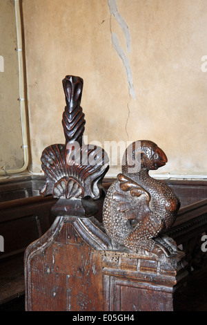 Vue d'un banc médiévale fin dans l'église paroissiale de St Andrew au Stokesby, Norfolk, Angleterre, Royaume-Uni. Banque D'Images