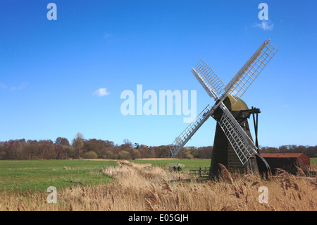 Une vue sur le Smock Mill et marais dans Herringfleet, Suffolk, Angleterre, Royaume-Uni. Banque D'Images