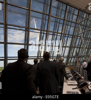 L'équipe du Launch Control Center de la NASA surveille les lancements de fusées depuis la salle de tir, supervisant la préparation, les vérifications du système et les séquences de lancement pour assurer le succès opérationnel et la sécurité des missions spatiales avec équipage et sans équipage. Banque D'Images
