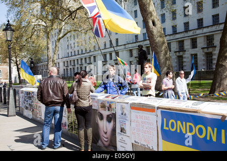 L'Ukraine Pro Demo deux plaques sur Whitehall - Londres SW1 - UK Banque D'Images